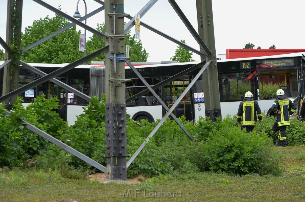Schwerer Bus Unfall Koeln Porz Gremberghoven Neuenhofstr P126.JPG - Miklos Laubert